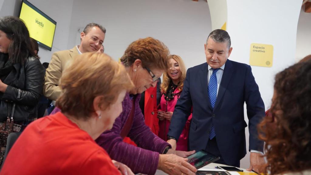 El consejero de la Presidencia, Antonio Sanz, en su visita en el centro Vuela de Zahara de la Sierra.