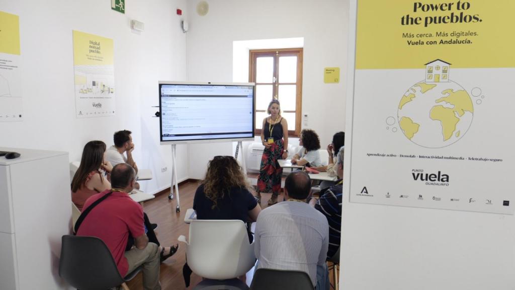 La dinamizadora Encarna Galván dando una clase en el centro de Zahara de la Sierra.