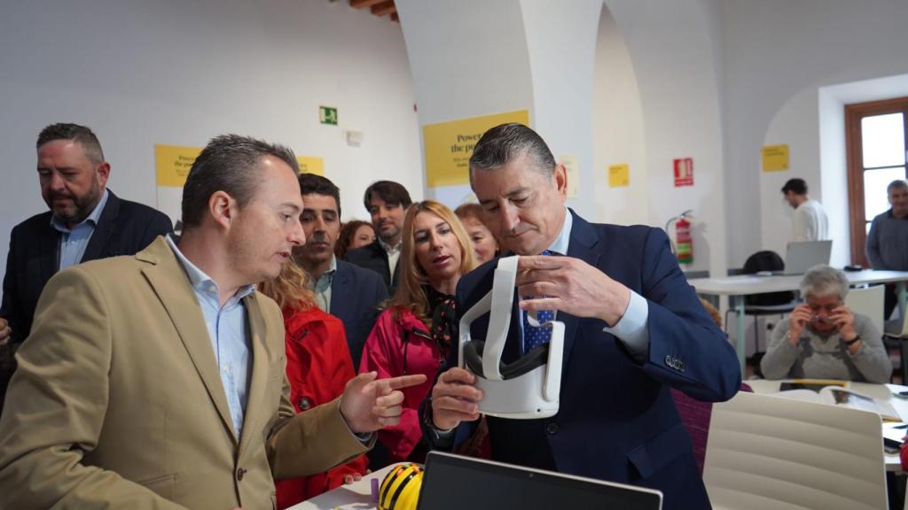 El consejero de la Presidencia de la Junta de Andalucía, Antonio Sanz, con el alcalde Santiago Galván.