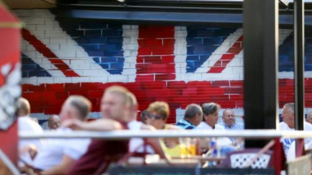 Una bandera británica en la zona inglesa de Benidorm, en imagen de archivo.