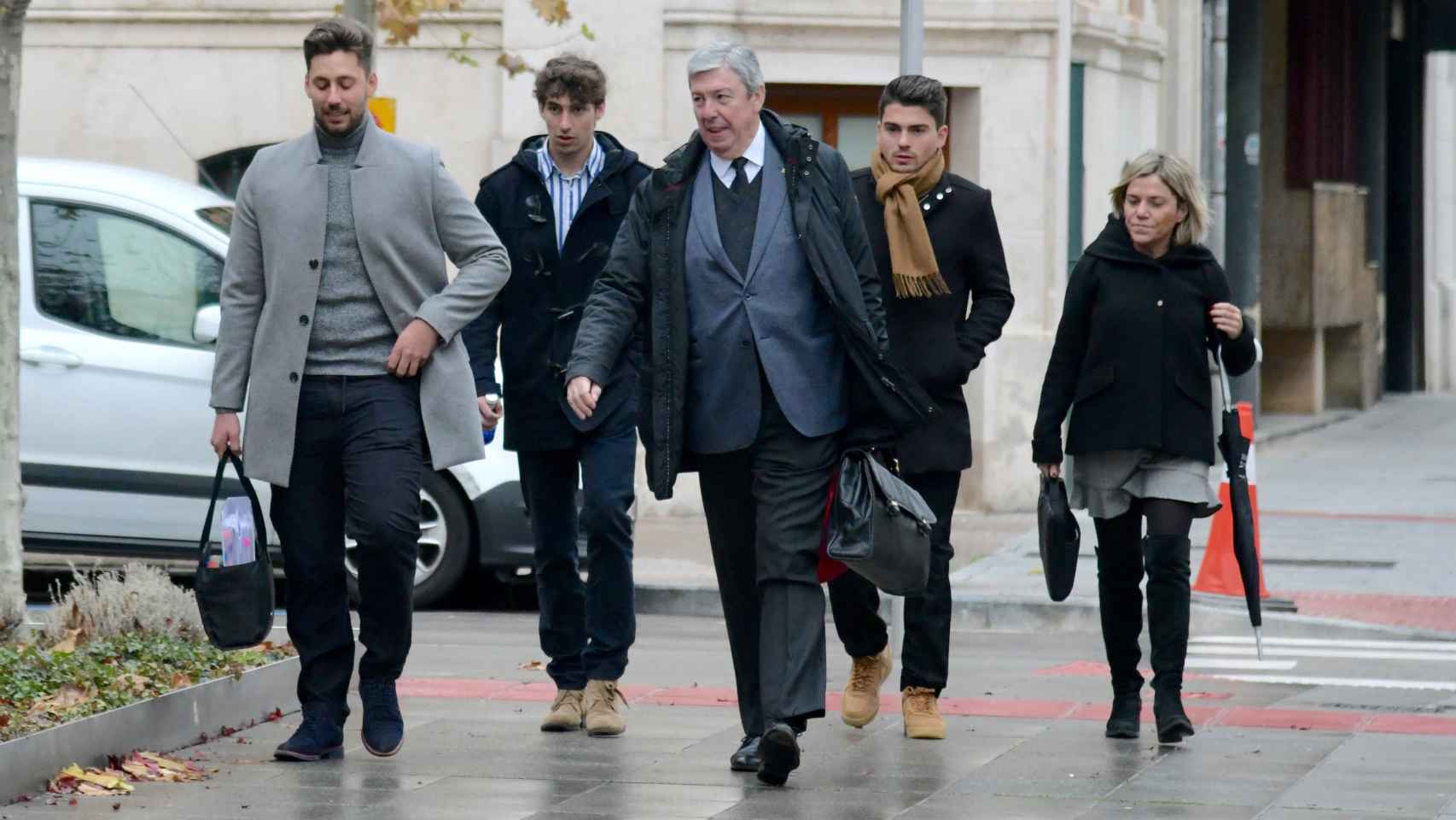 Raúl Calvo, Víctor Rodríguez, y Carlos Cuadrado, acompañados por los abogados de los dos primeros, a su llegada al juzgado en 2019
