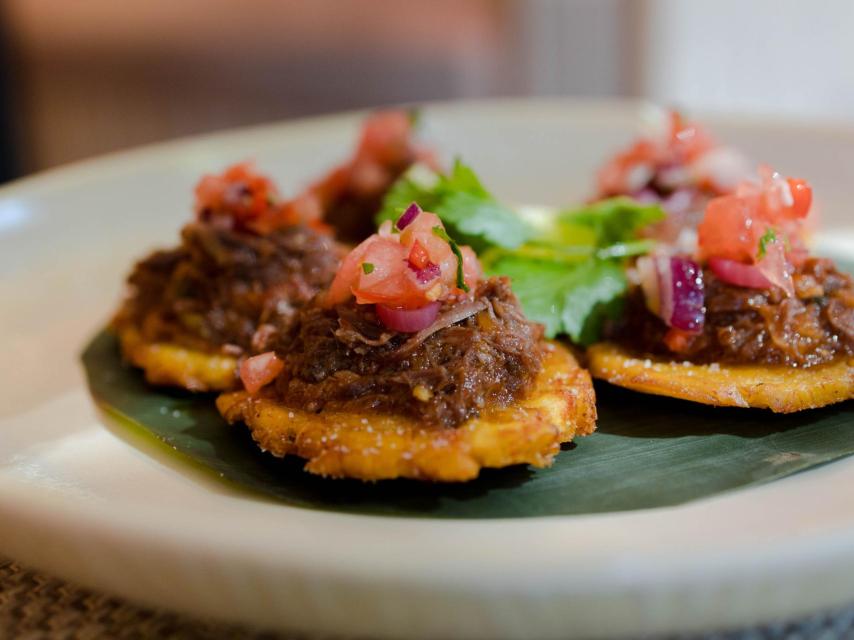 Tostones con ropa vieja