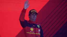 Carlos Sainz saluda al público tras su podio en Brasil.