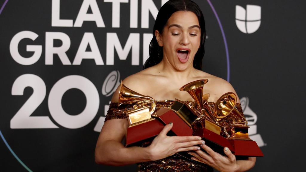 Rosalía con sus cuatro Grammy en la gala de 2022.