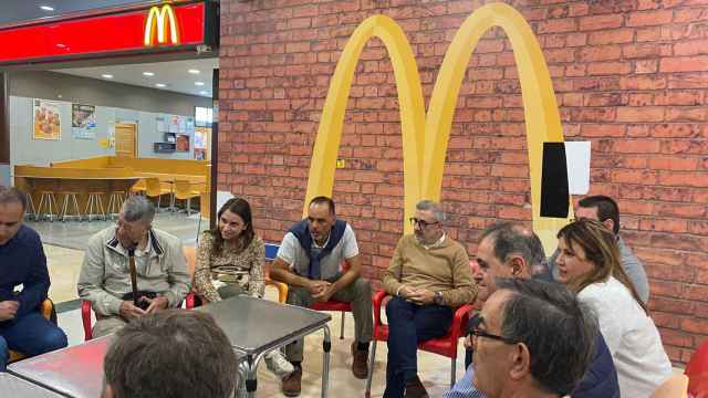 Afiliados de Cs Alicante celebran una reunión en una hamburguesería de la ciudad.