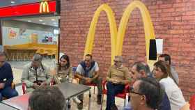 Afiliados de Cs Alicante celebran una reunión en una hamburguesería de la ciudad.