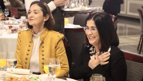 La ministra de Industria, Reyes Maroto (i), y Carolina Darias (d), en un acto el pasado mes de abril.