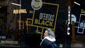 Una persona pasa por delante de una tienda que anuncia un cartel publicitario del ‘Black Friday’, a 14 de noviembre de 2022, en Madrid (España).