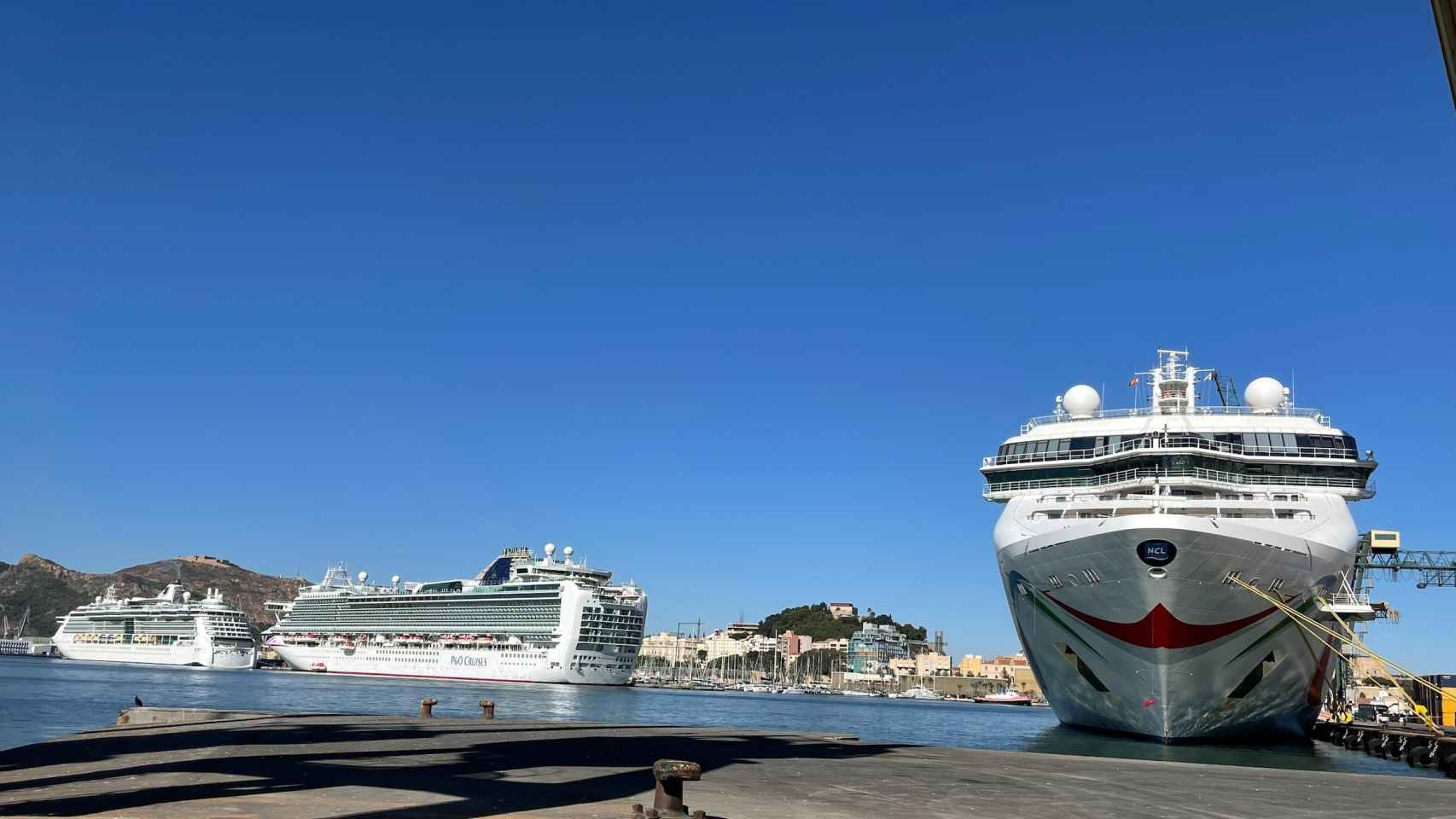 Tres cruceros haciendo escala en el Puerto de Cartagena.