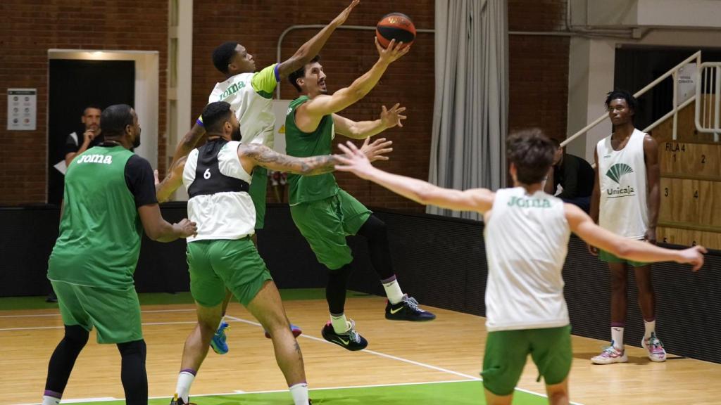 La plantilla del Unicaja durante un entrenamiento