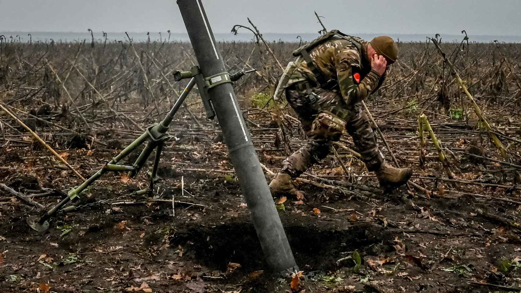 Un militar ucraniano dispara un mortero en primera línea en la región de Zaporiyia.