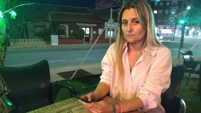 Isabel, este jueves, en un parque de la pedanía murciana de Santo Ángel, sola, repasando en su teléfono la sentencia que condenó a su expareja por violarla.