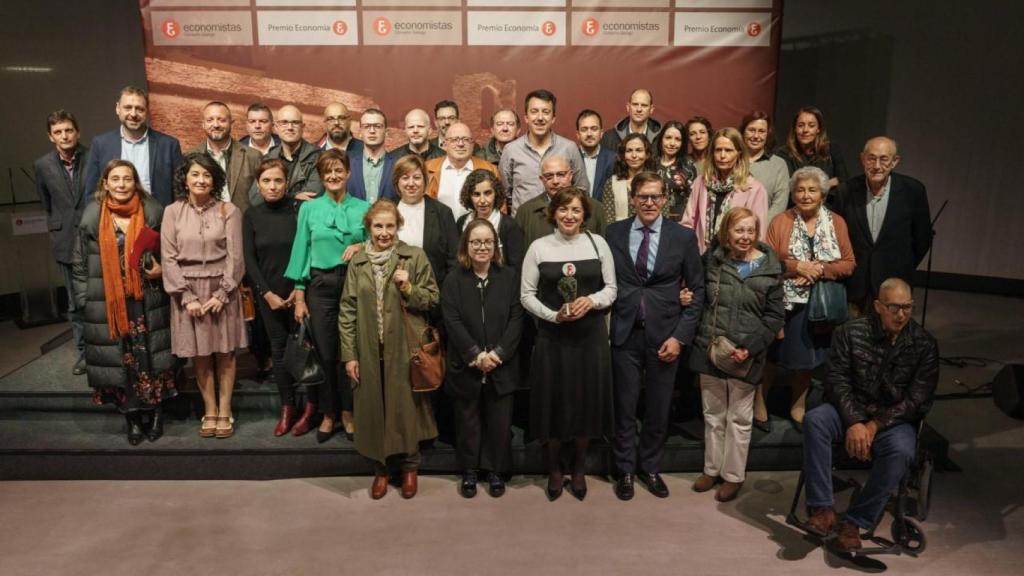 Lence recibe el Premio de Economía.