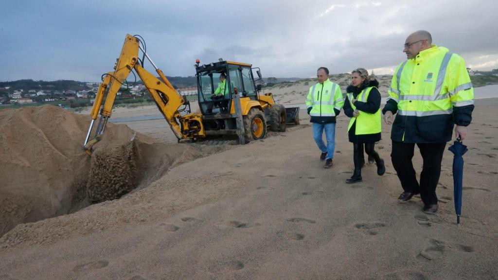 Martina Aneiros y Alberto González, en la derecha de la imagen, visitaron los trabajos