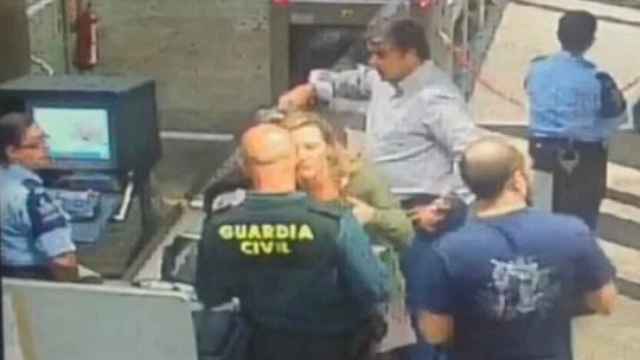 Victoria Rosell en un encontronazo con la Guardia Civil en el aeropuerto de Las Palmas.