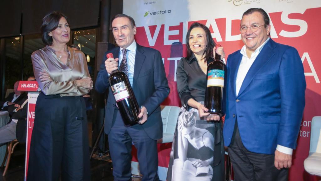 Antonio Arias entrega dos ediciones limitadas de sus vinos Casa Sicilia a los autores.