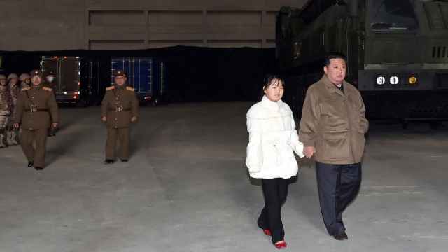 Kim Jong-un junto a su hija este sábado durante una prueba de lanzamiento de misiles.