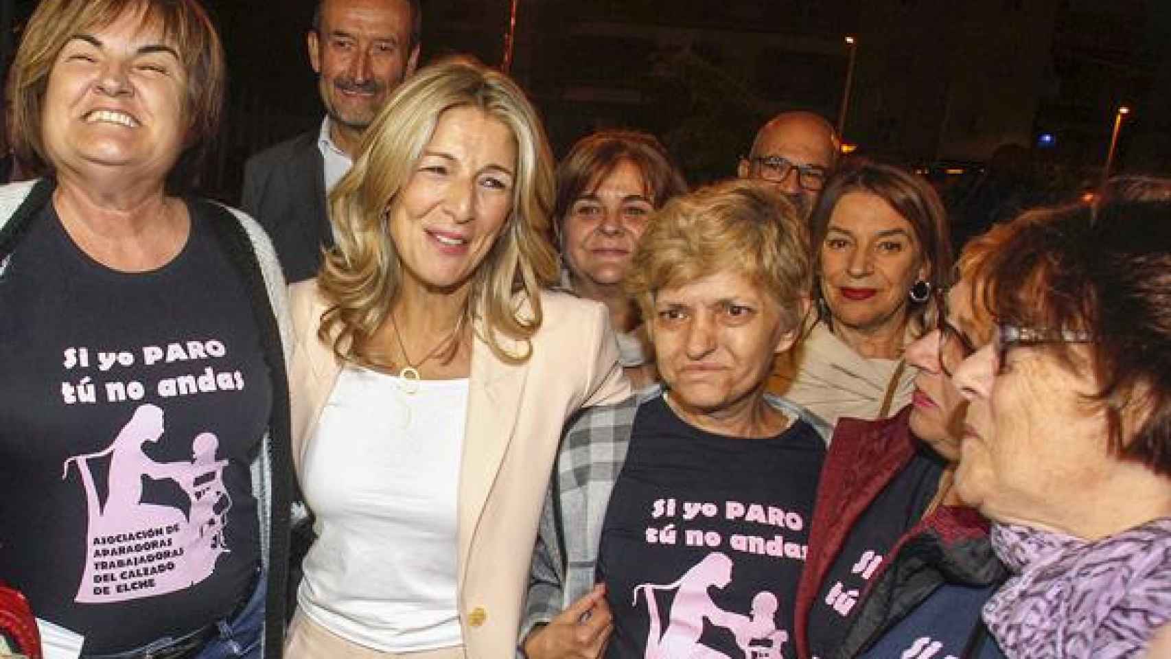 Yolanda Díaz, con las representantes de la asociación; detrás, el alcalde de Elche y el concejal de Compromís, Felip Sànchez.