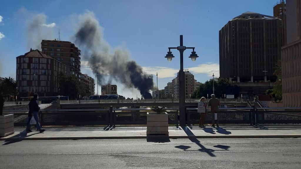 Una columna de humo, visible desde diferentes puntos del centro.