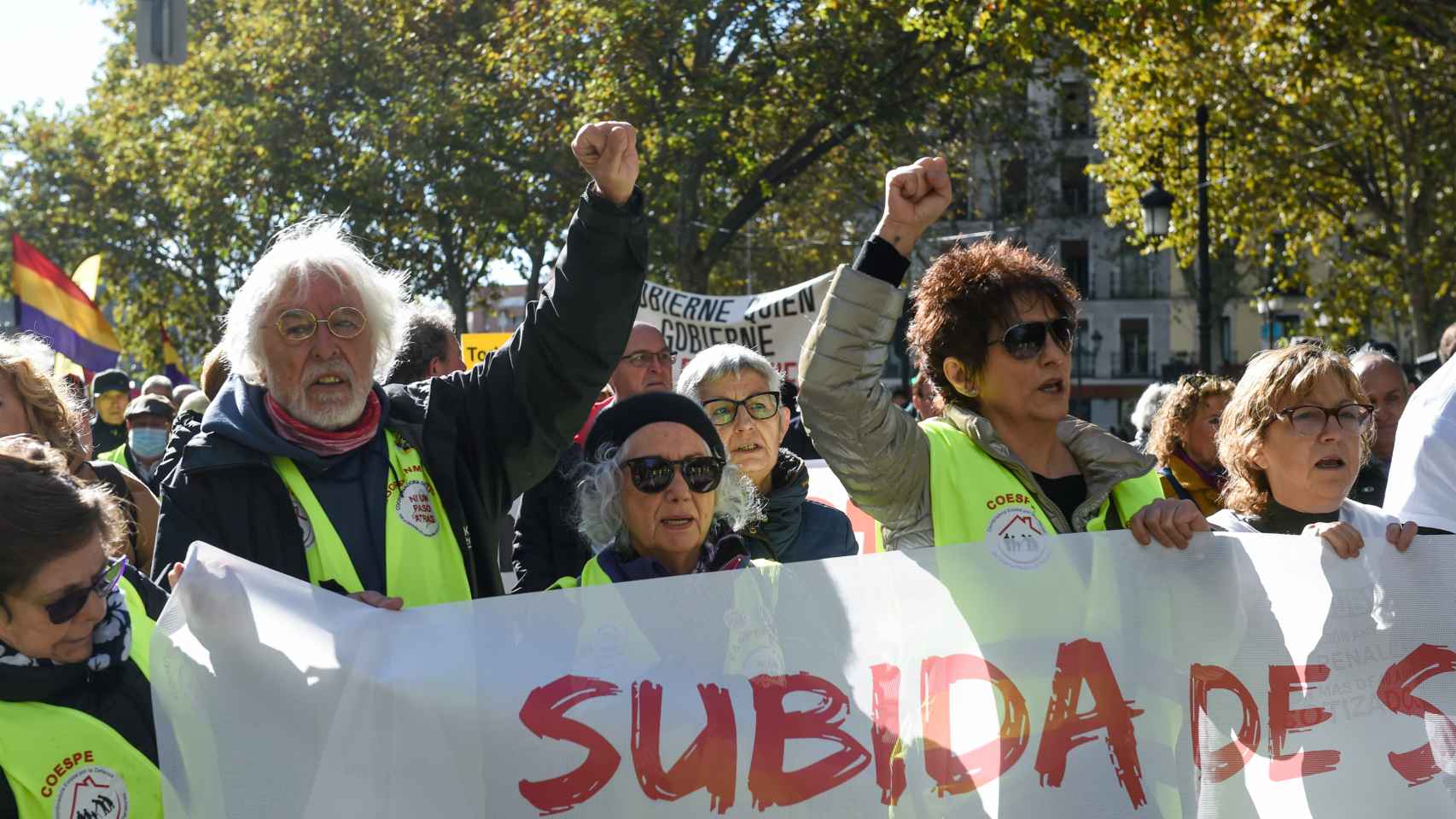 Un grupo de personas sostiene una pancarta en una manifestación para exigir una mejora de las pensiones y de los salarios acordes al IPC real, celebrada el 19 de noviembre de 2022 en Madrid.
