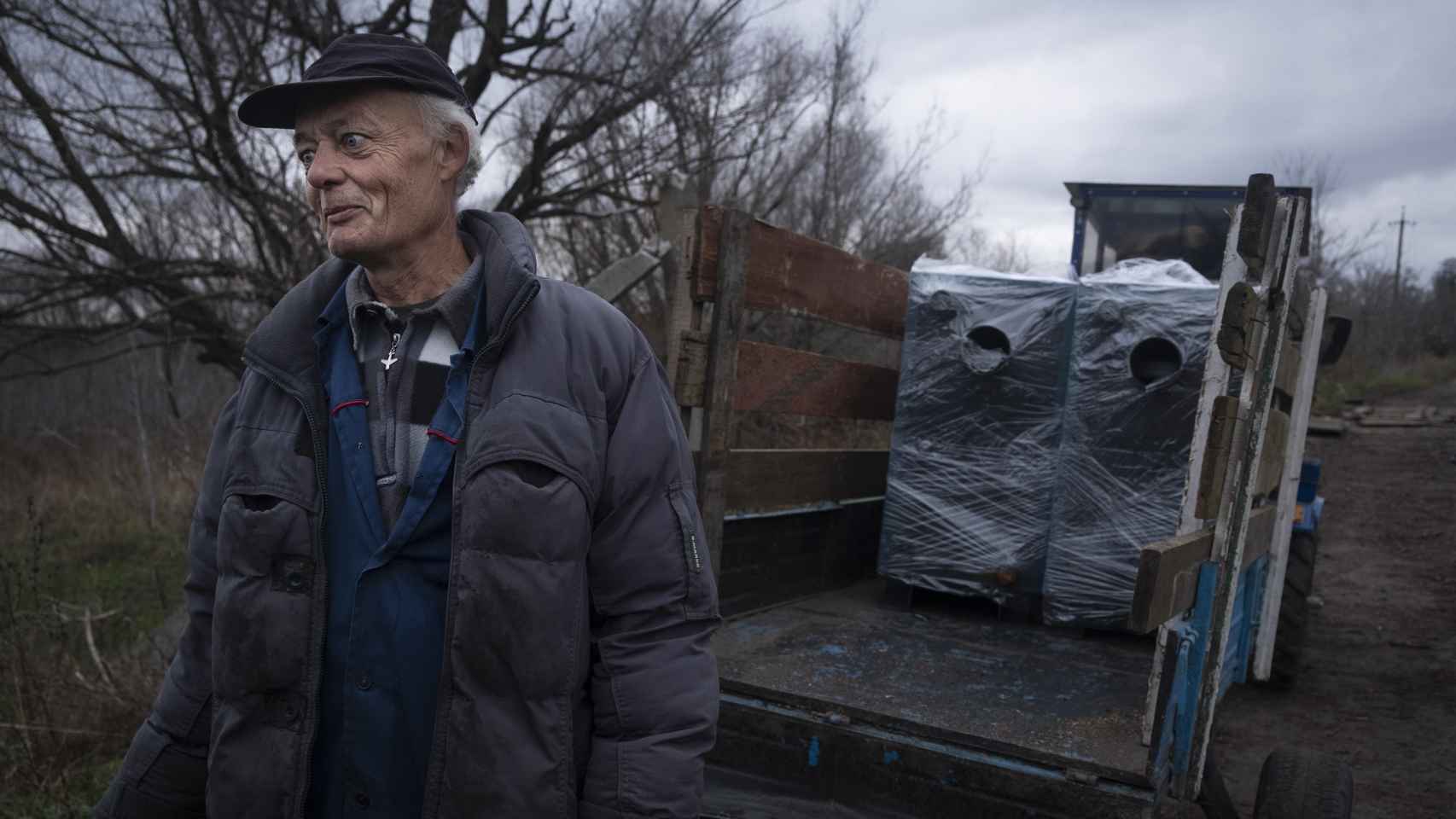 Sasha, junto al remolque donde los voluntarios han cargado las calderas portátiles para su casa y la de otros vecinos de Tsupivka