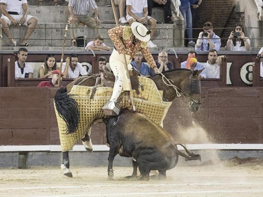 Uno de los novillos de Brazuelas lidiado en el debut venteño el pasado 27 de  julio. Se empleó en el caballo a fondo (cedida)