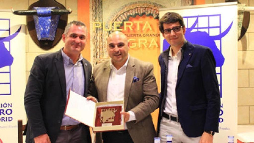 El ganadero recibiendo la placa de reconocimiento (cedida)