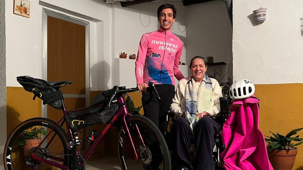 El torero Angel Téllez antes de emprender el Camino de Santiago junto a su tía Rosa que padece ELA