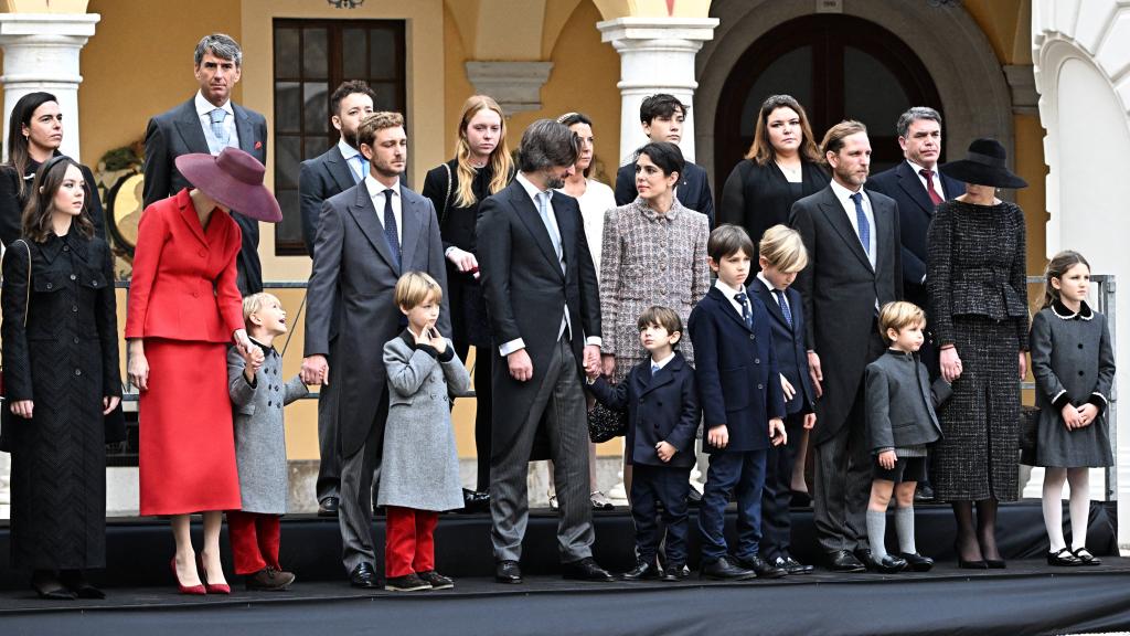 Los sobrinos del príncipe Alberto han posado junto a sus parejas e hijos.
