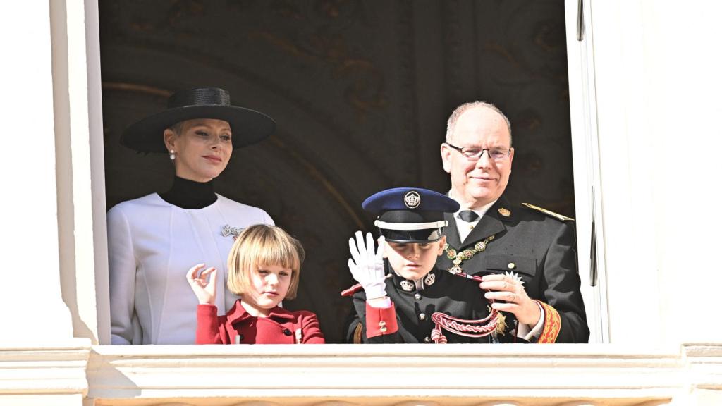 Charlène y Alberto junto a sus hijos en el balcón del Palacio.