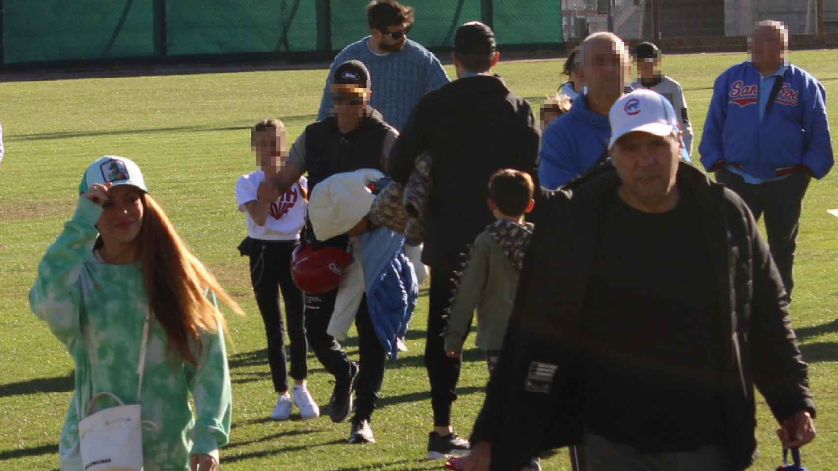 Shakira y Piqué tras el juego de béisbol de uno de sus hijos.