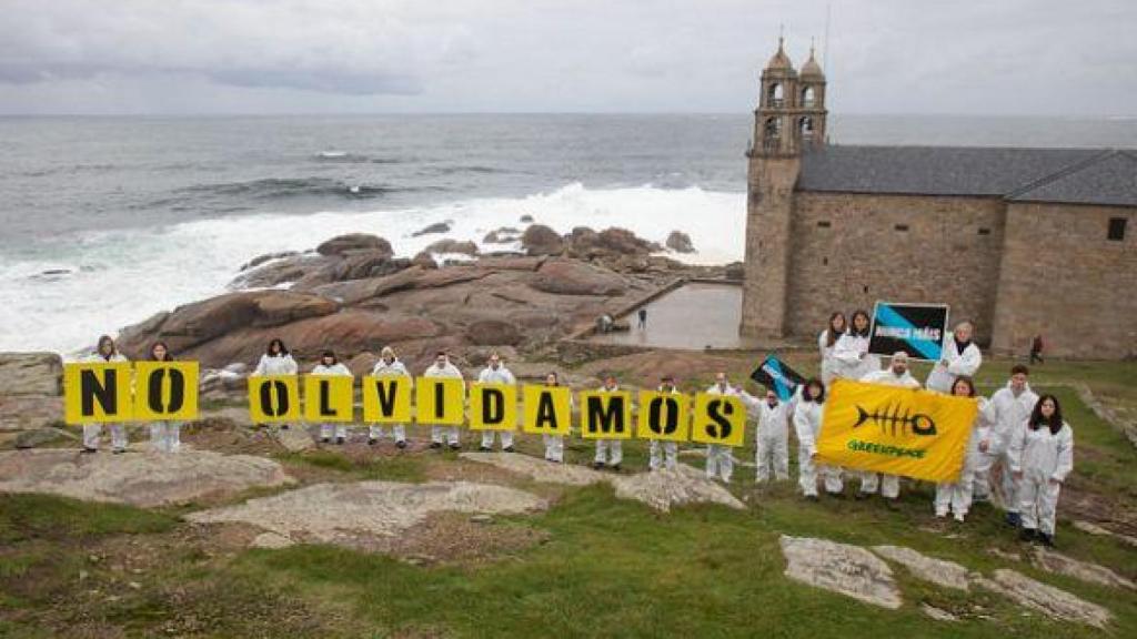 Activistas de Greenpeace en Muxía (A Coruña) en el aniversario del hundimiento del Prestige.