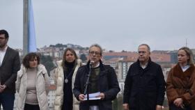 Acto de izado de la bandera de Galicia organizado por la plataforma Vía Galega, con la participación de su portavoz, Anxo Louzao, y del alcalde de Santiago, Xosé Sánchez Bugallo.
