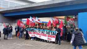 Decenas de trabajadores del comercio del metal de Pontevedra se concentran en Vigo para pedir un convenio digno en noviembre de 2022.