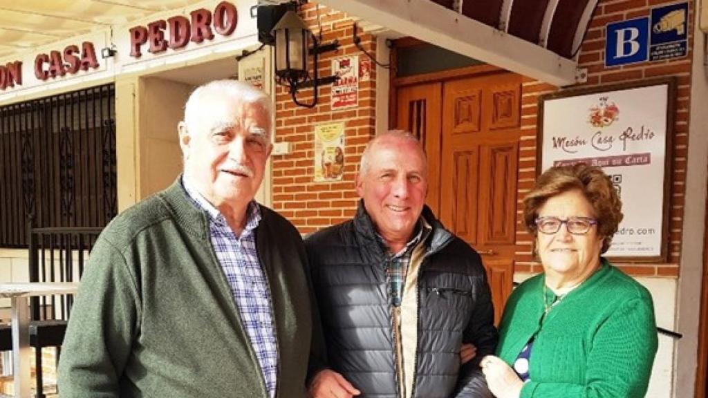 Pedro y Paula flanqueando a Ángel Capellán, presidente de los caballistas Tierra de Pinares