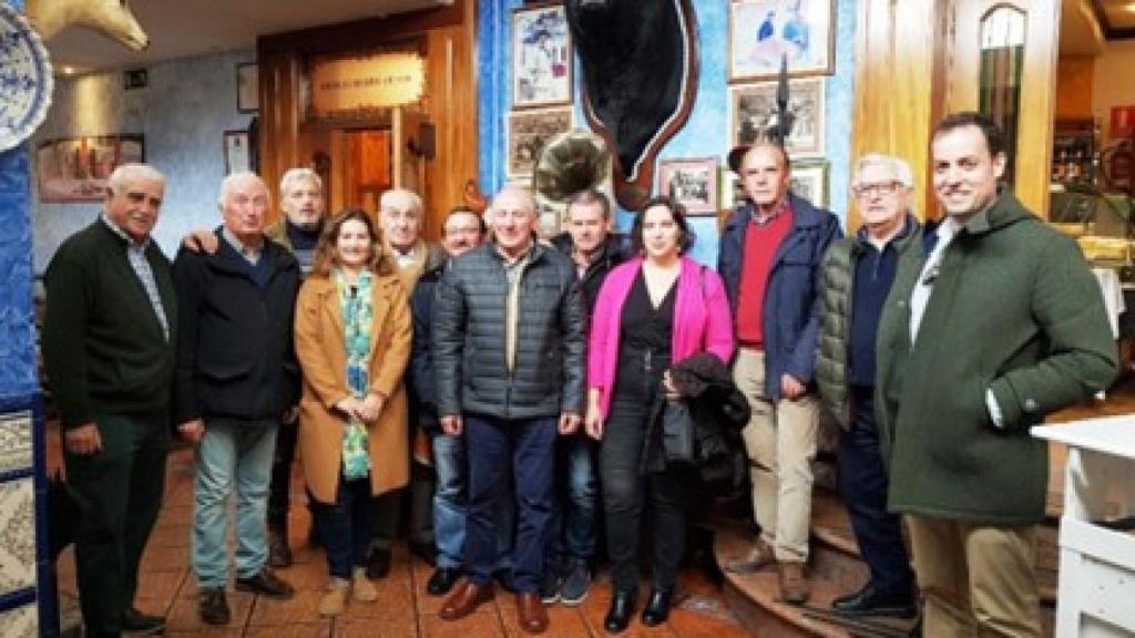 Miembros del jurado posando tras su deliberación