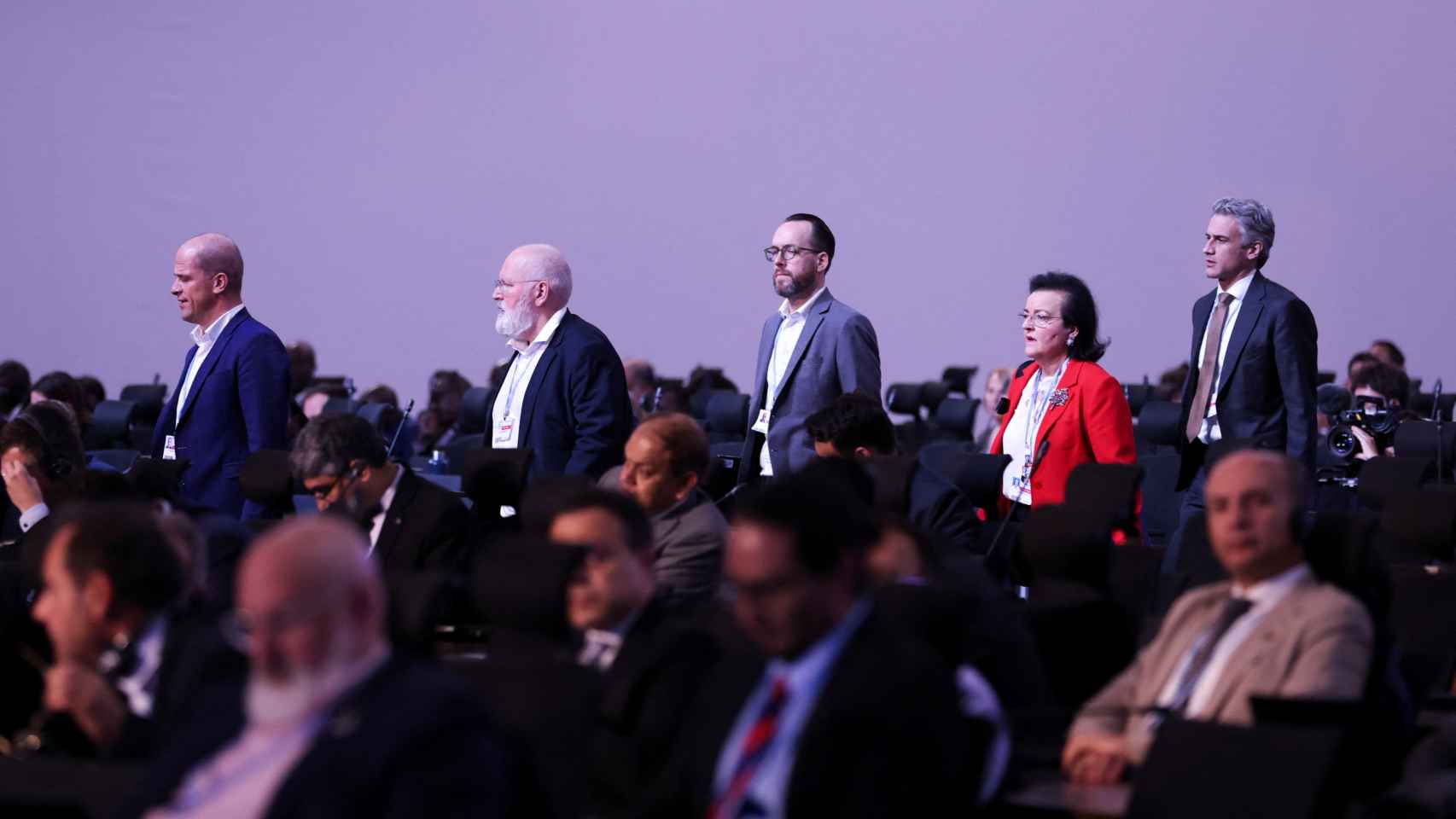 Frans Timmermans llegando junto a otros delegados al plenario final de la COP.