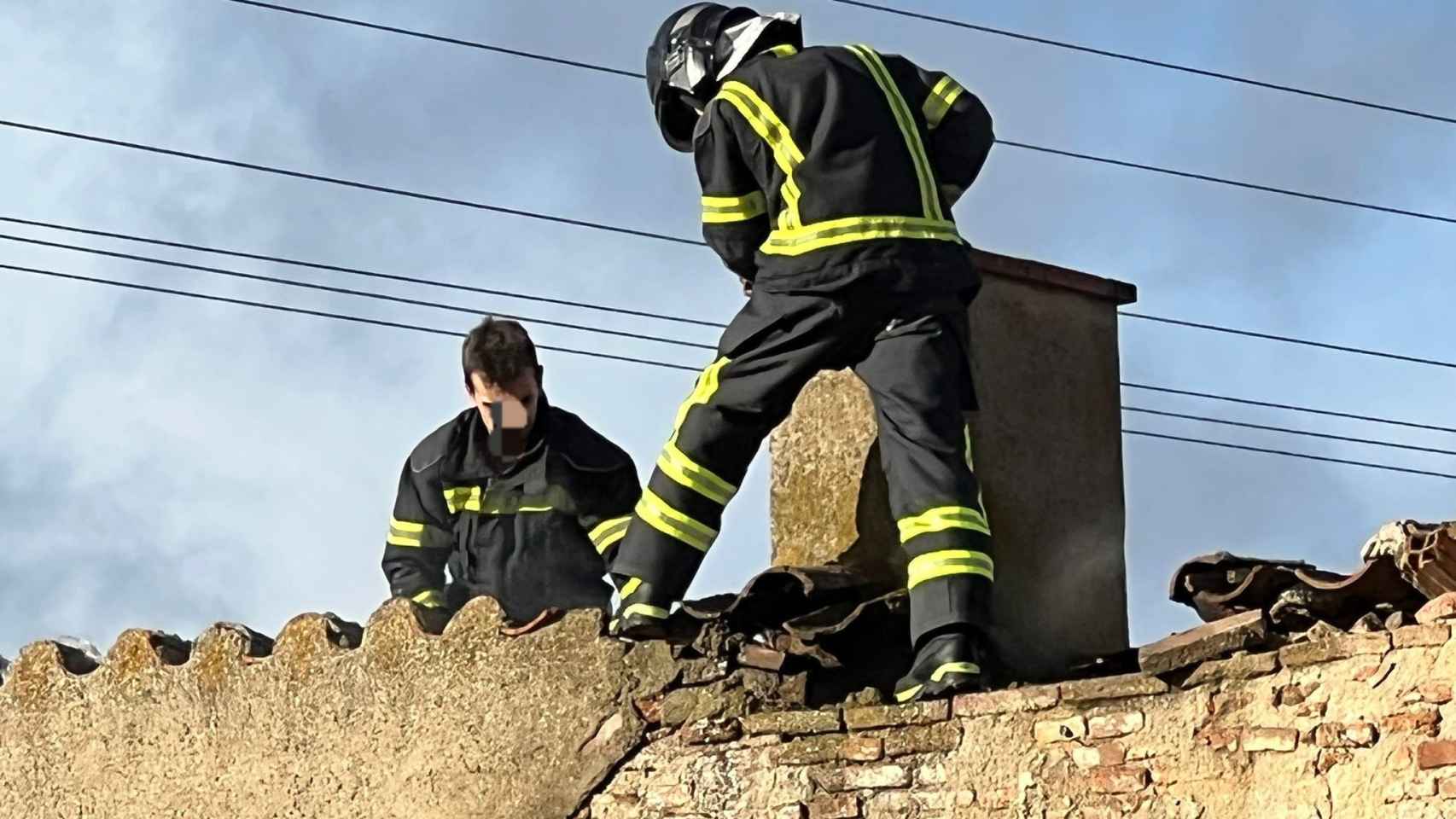 Los Bomberos de Ávila sofocan un fuego en una chimenea