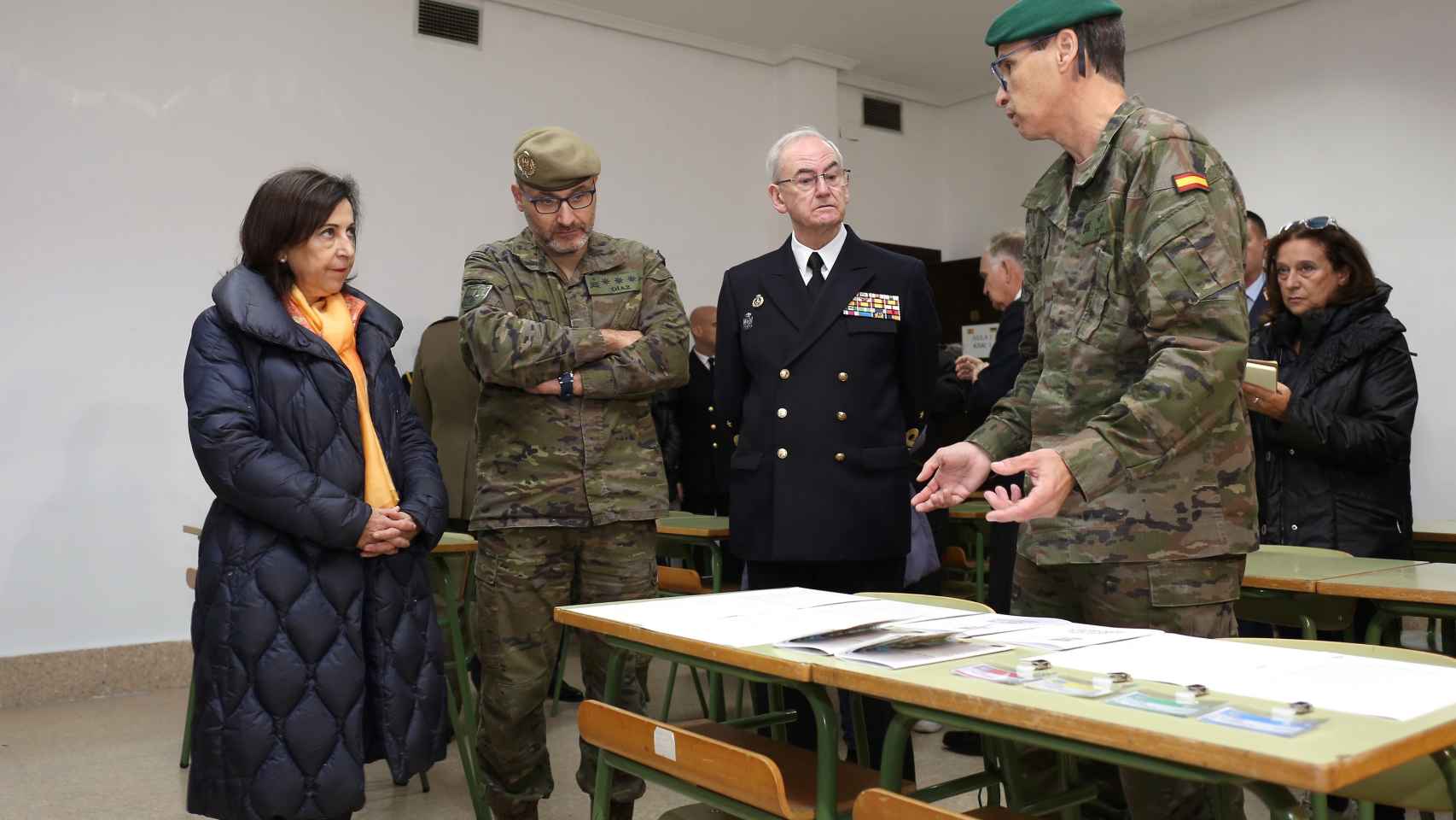Un momento de la visita de la ministra Margarita Robles a la Academia de Infantería de Toledo