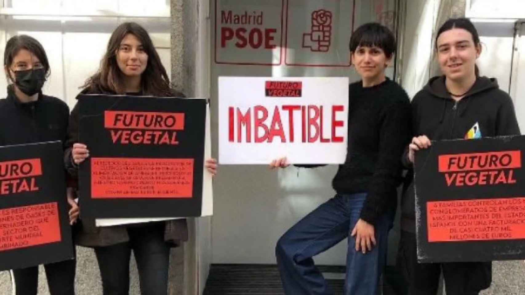 Miembros del colectivo, durante una protesta ante la sede el PSOE madrileño.