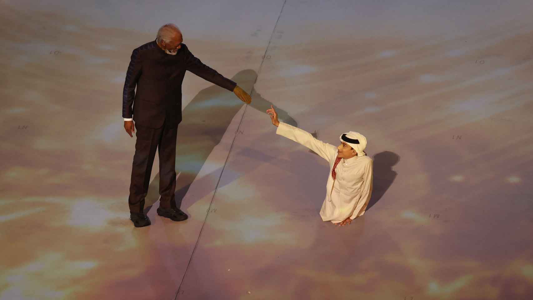 Morgan Freeman y Ghanim al Muftah durante la ceremonia de apertura del Mundial de Qatar 2022
