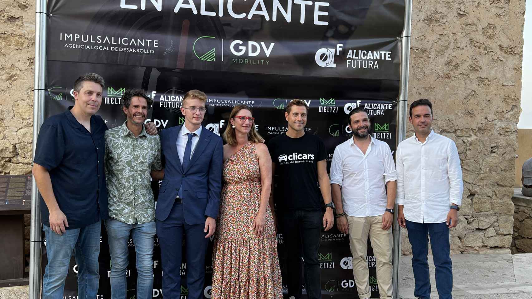 El equipo de GDV, con Germán Agulló (el tercero por la derecha) y el de Clicars con Pablo Fernández en Alicante recientemente.