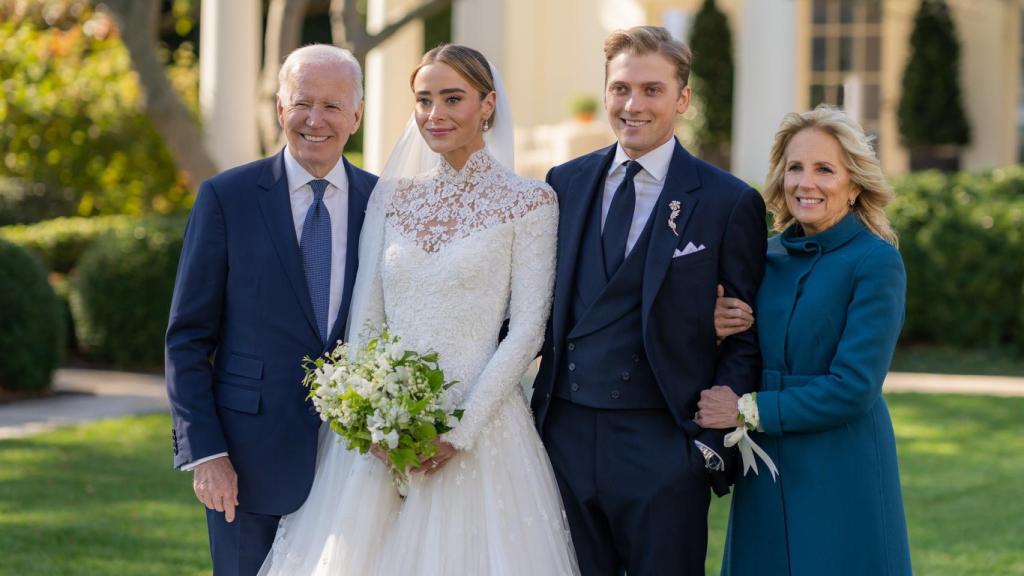 Joe y Jill Biden junto a los recién casados.