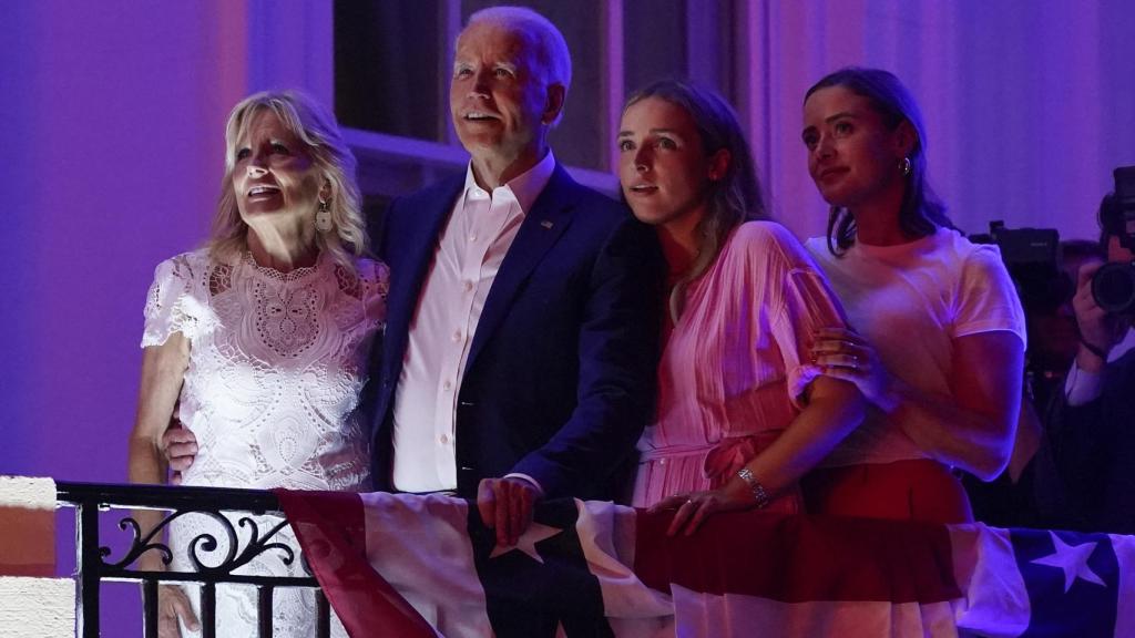 Naomi Biden junto a su abuelo en la celebración del 4 de julio de 2021.