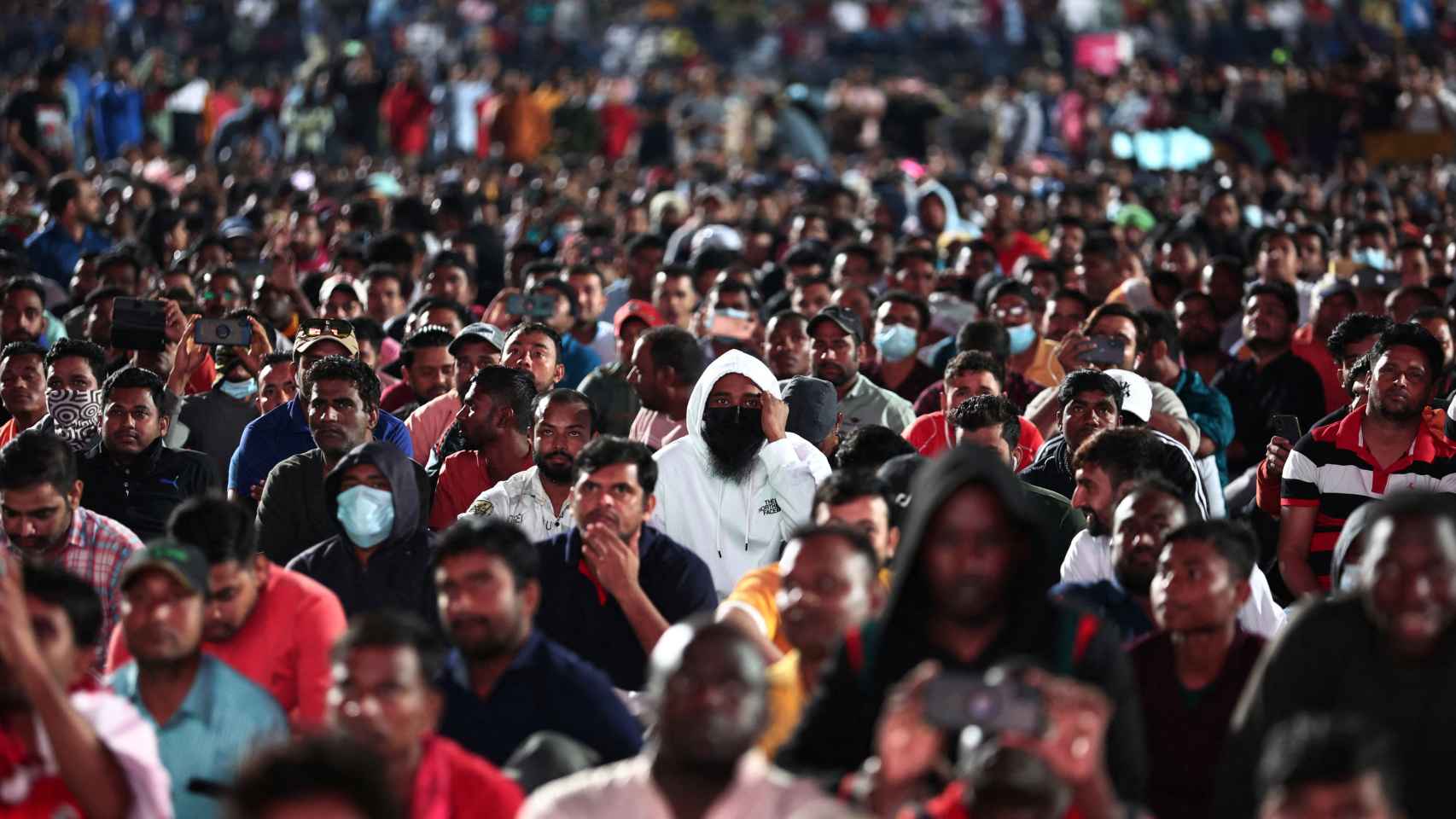Trabajadores migrantes durante el partido inaugural del Mundial de Qatar