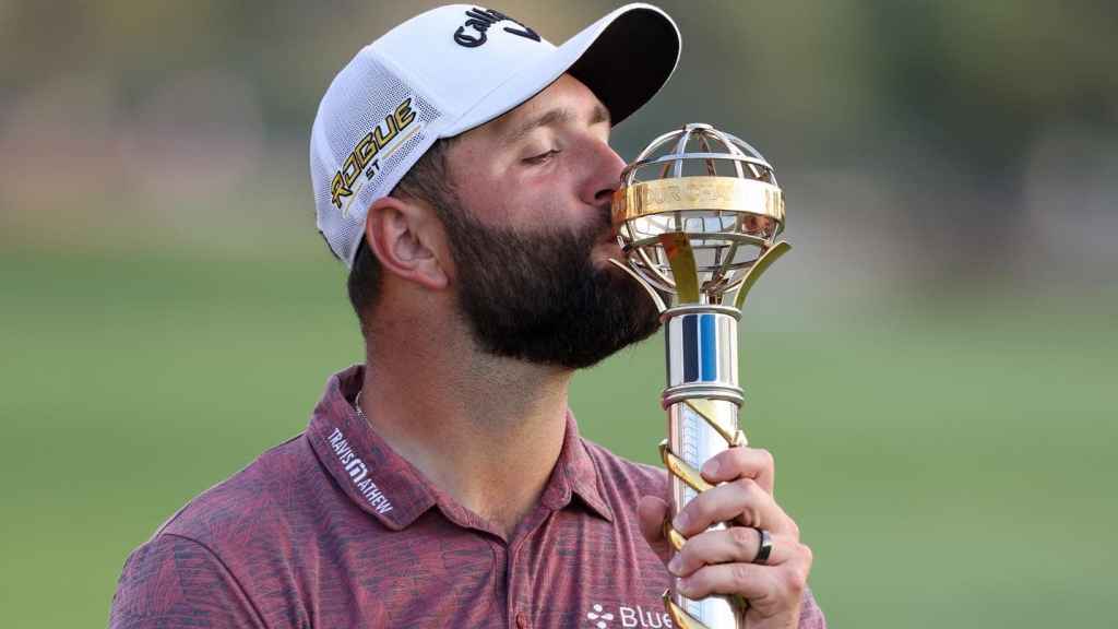 Jon Rahm besa el trofeo del DP World Tour Championship de Dubai