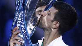 Djokovic besa el trofeo de las ATP Finals