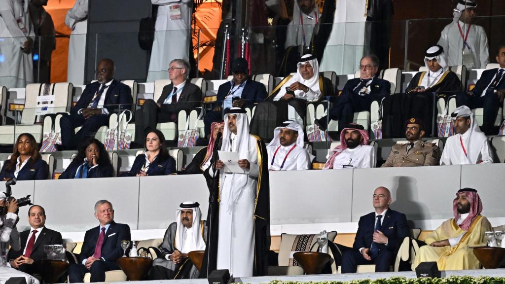 El Emir Sheikh Tamim bin Hamad al Thani, en el palco durante su discurso en la ceremonia inaugural del Mundial de Qatar 2022