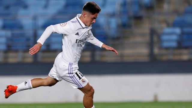 Sergio Arribas marca un gol con el Real Madrid Castilla