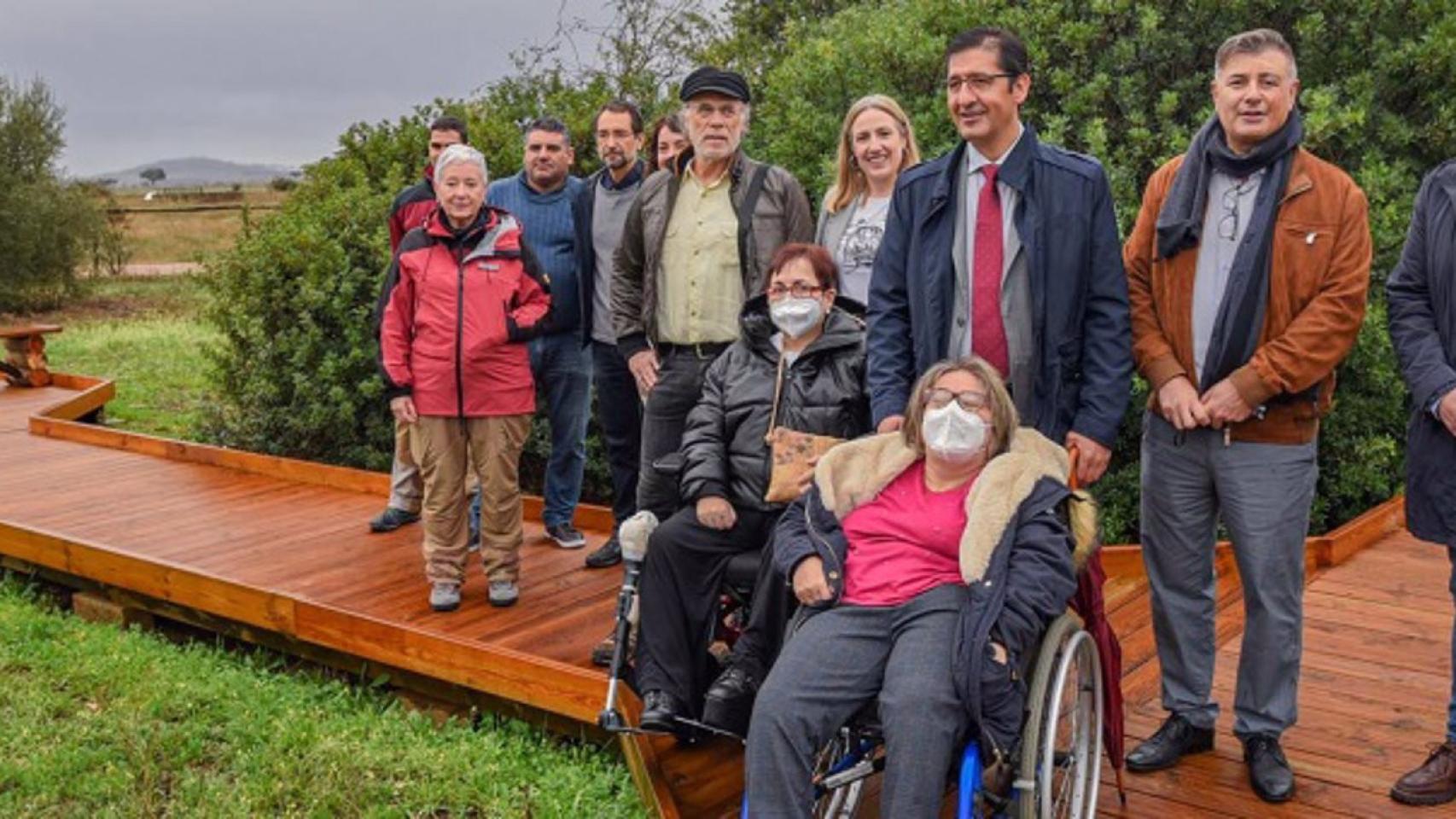 El presidente de la Diputación de Ciudad Real, José Manuel Caballero, ha inaugurado la nueva pasarela de la Senda Botánica de Casas Palillos en el Parque Nacional de Cabañeros